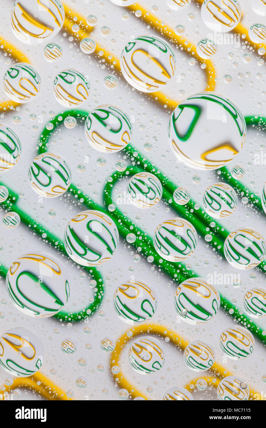 Farbe Hintergrund mit Regentropfen und Büroklammern Stockfoto