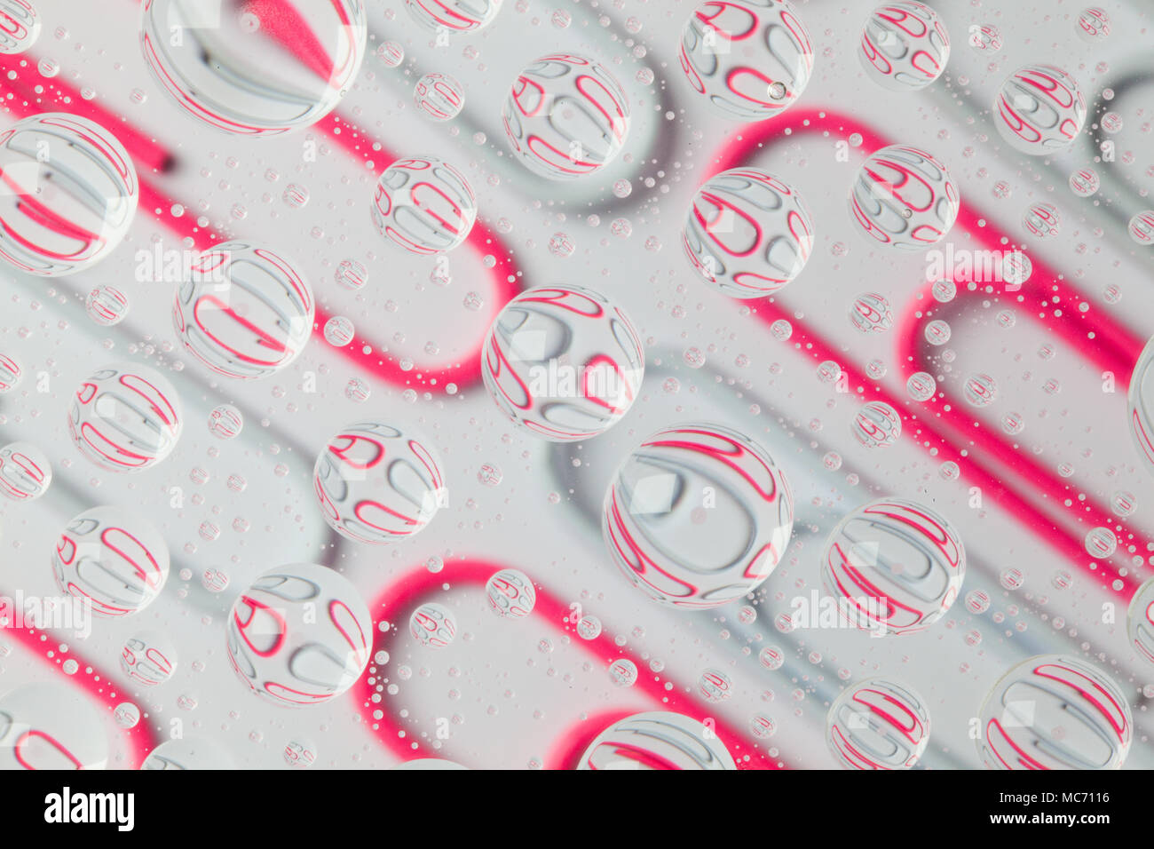 Farbe Hintergrund mit Regentropfen und Büroklammern Stockfoto