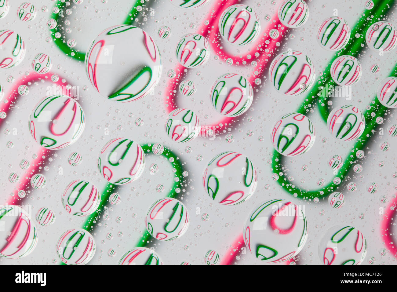 Farbe Hintergrund mit Regentropfen und Büroklammern Stockfoto