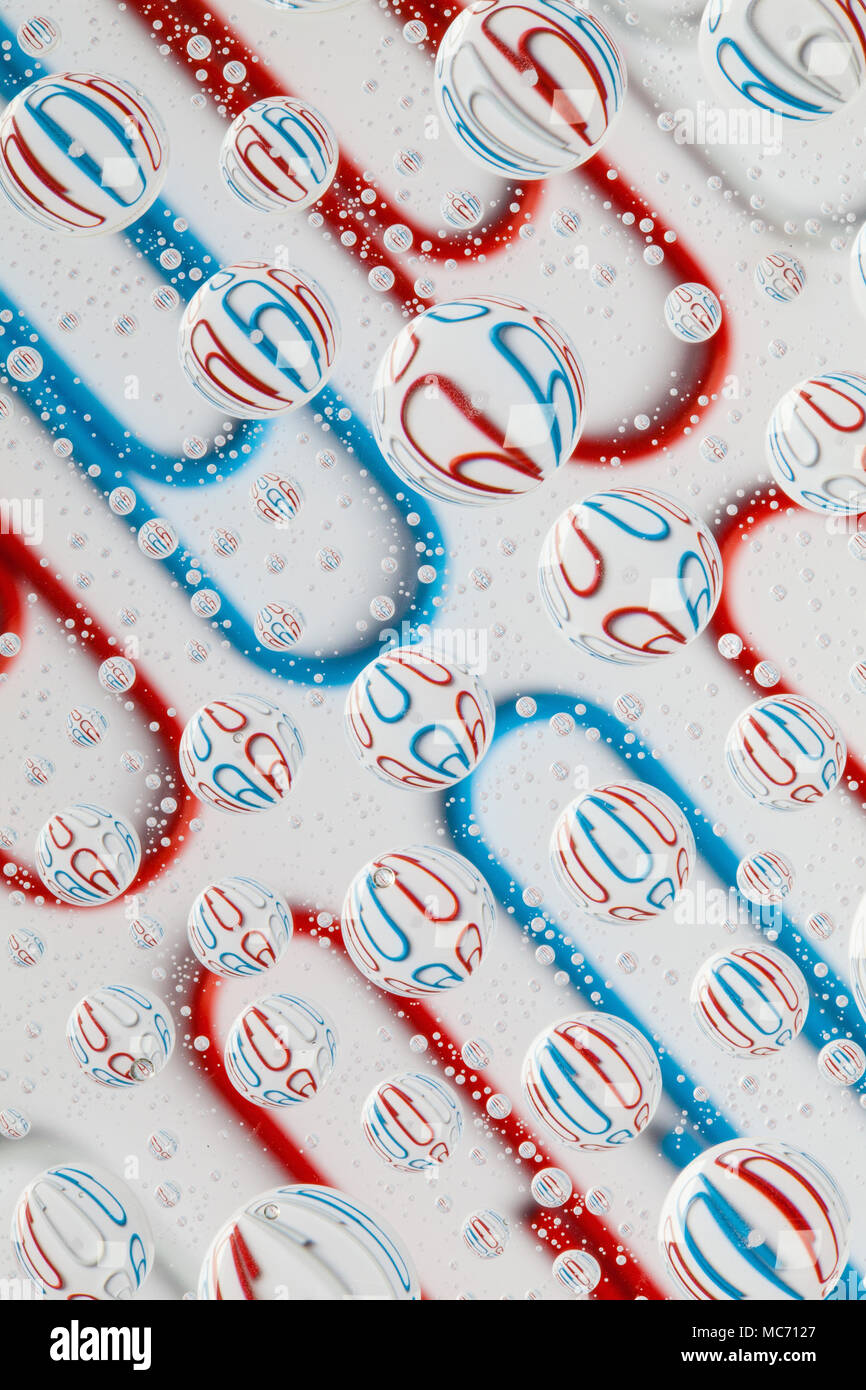 Farbe Hintergrund mit Regentropfen und Büroklammern Stockfoto