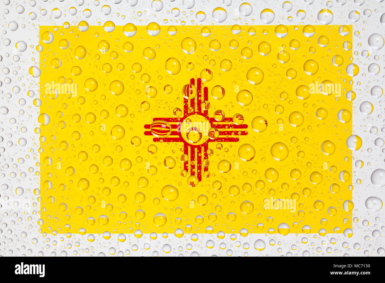 Flagge der amerikanische Staat New Mexico hinter ein Glas mit Tropfen bedeckt. Patrioten, Memorial Day Wochenende, Veterans Day, Präsidenten Tag, Unabhängigkeit d Stockfoto