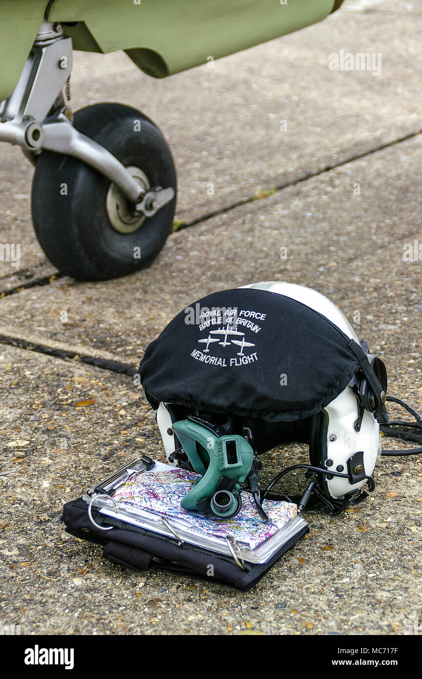 Royal Air Force, RAF Battle of Britain Memorial Flight Pilotenhelm mit Hawker Hurricane Jagdflugzeug Heckrad. Karte und Sauerstoffmaske. Bereit Stockfoto