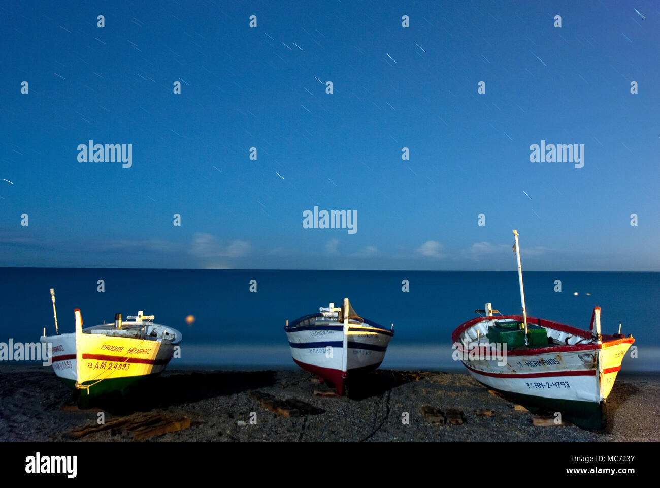 Fischerboote am Strand von Cabo de Gata, bei Nacht Stockfoto