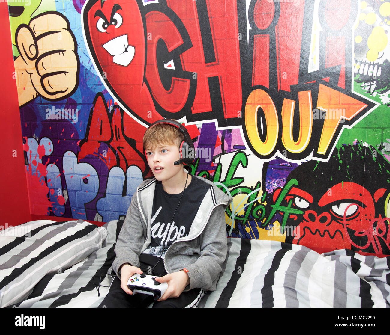 Junge spielt auf der Xbox eine in seinem Schlafzimmer Stockfoto