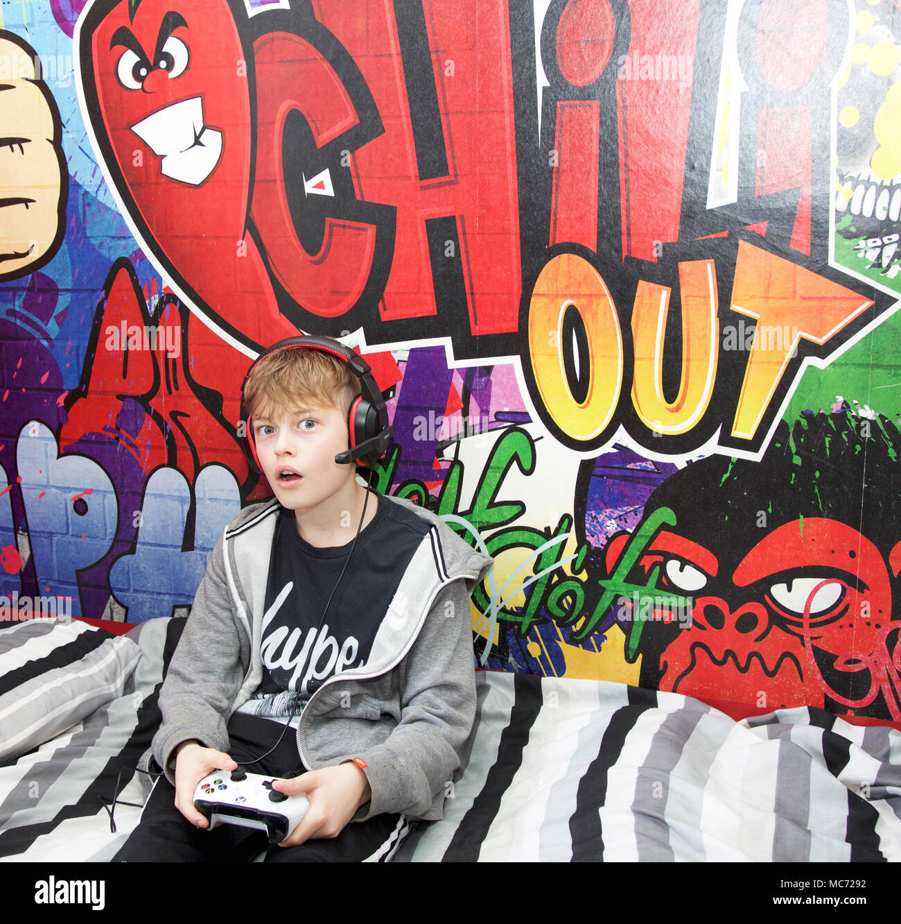 Junge spielt auf der Xbox eine in seinem Schlafzimmer Stockfoto