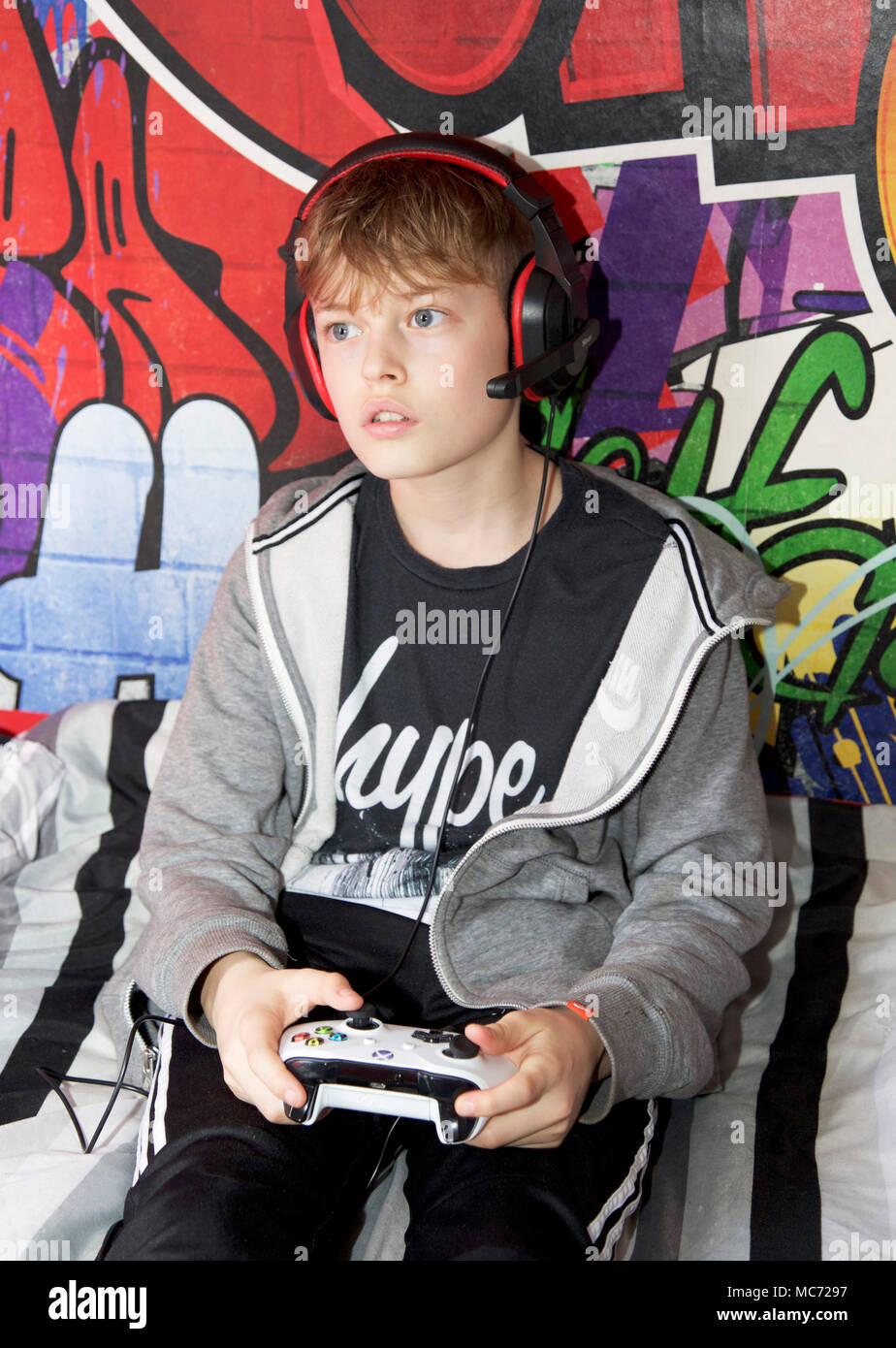 Junge spielt auf der Xbox eine in seinem Schlafzimmer Stockfoto