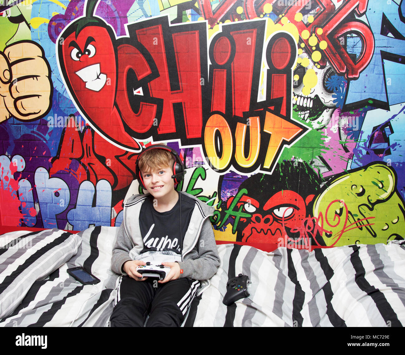 Junge spielt auf der Xbox eine in seinem Schlafzimmer Stockfoto