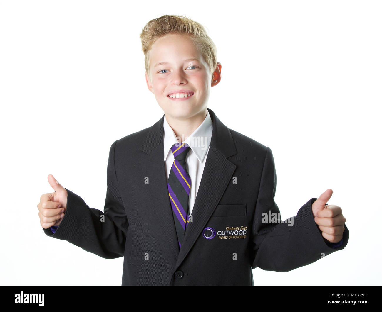 Schule Junge in der Schule Uniform mit Daumen hoch, Jahr 7, Outwood Akademie Tal, Worksop Stockfoto
