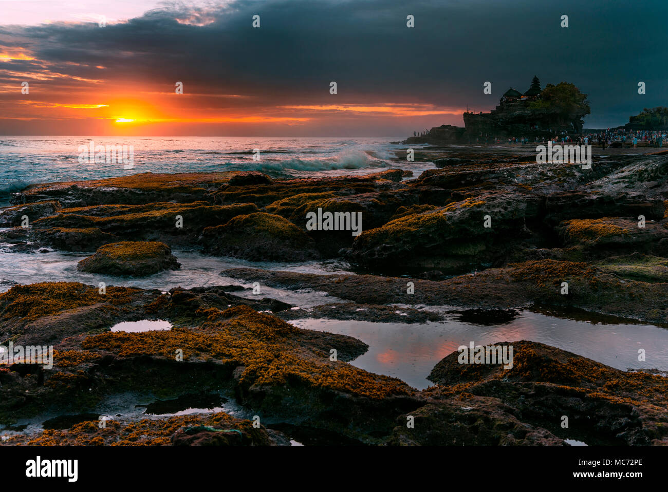 Landschaft mit Tanah Lot Tempel während ocean Tide bei Bali Indonesien. Stockfoto