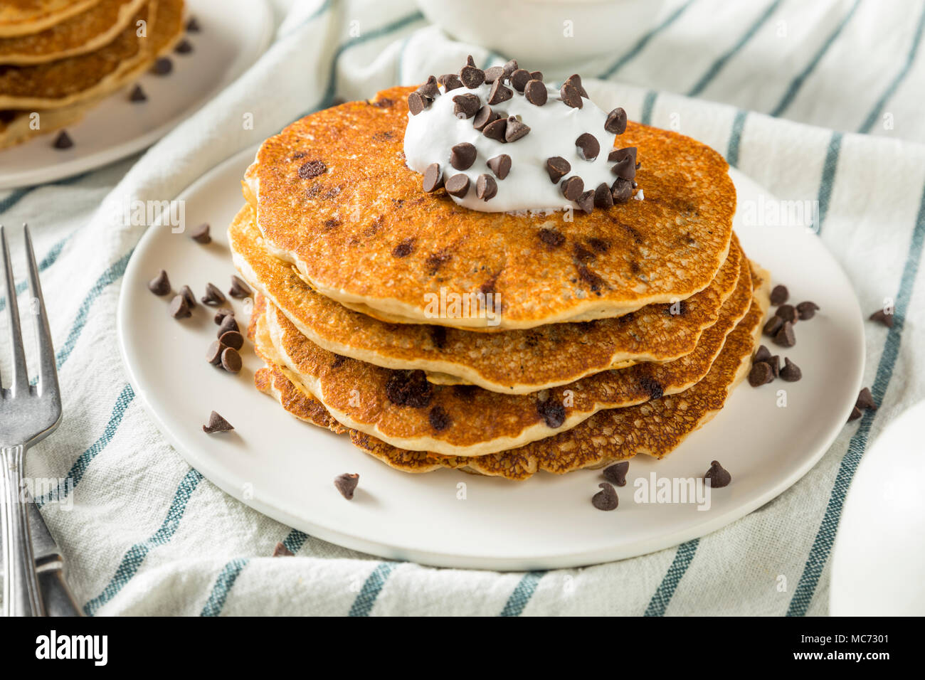 Hausgemachte Chocolate Chip Pancakes mit Schlagsahne Stockfoto