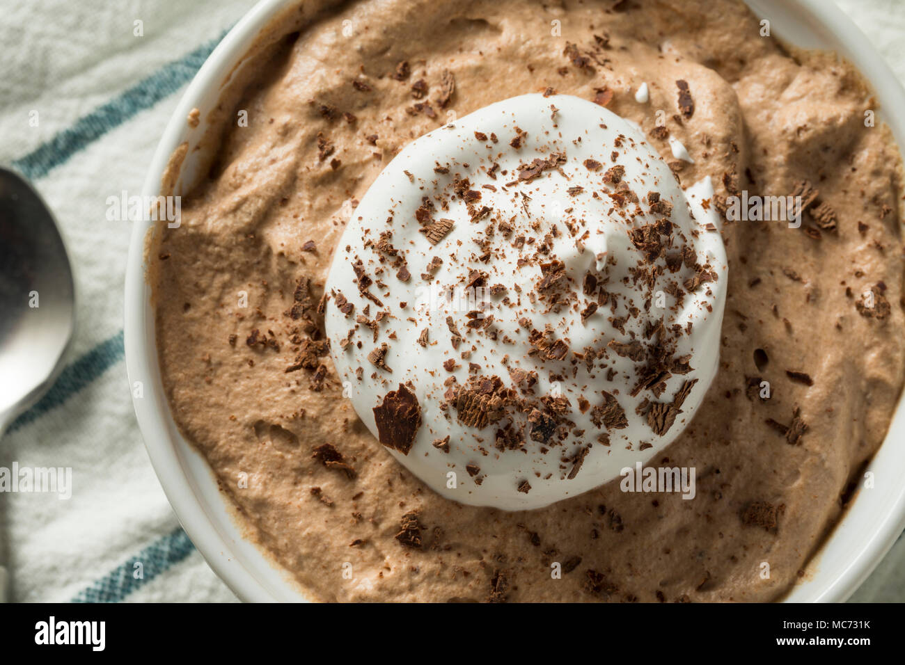 Hausgemachte süße Mousse au Chocolat mit Schlagsahne Stockfoto
