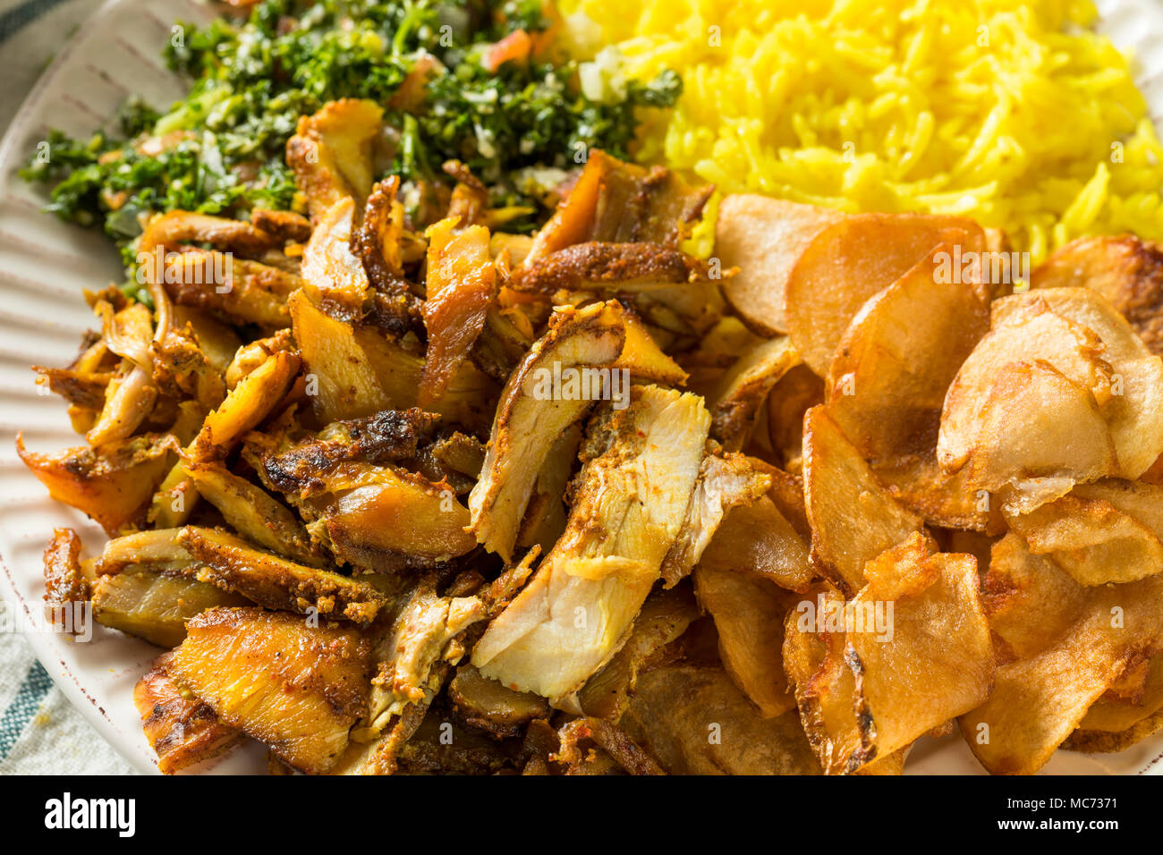 Hausgemachte Chicken Shawarma Platte mit Salat und Reis Stockfoto