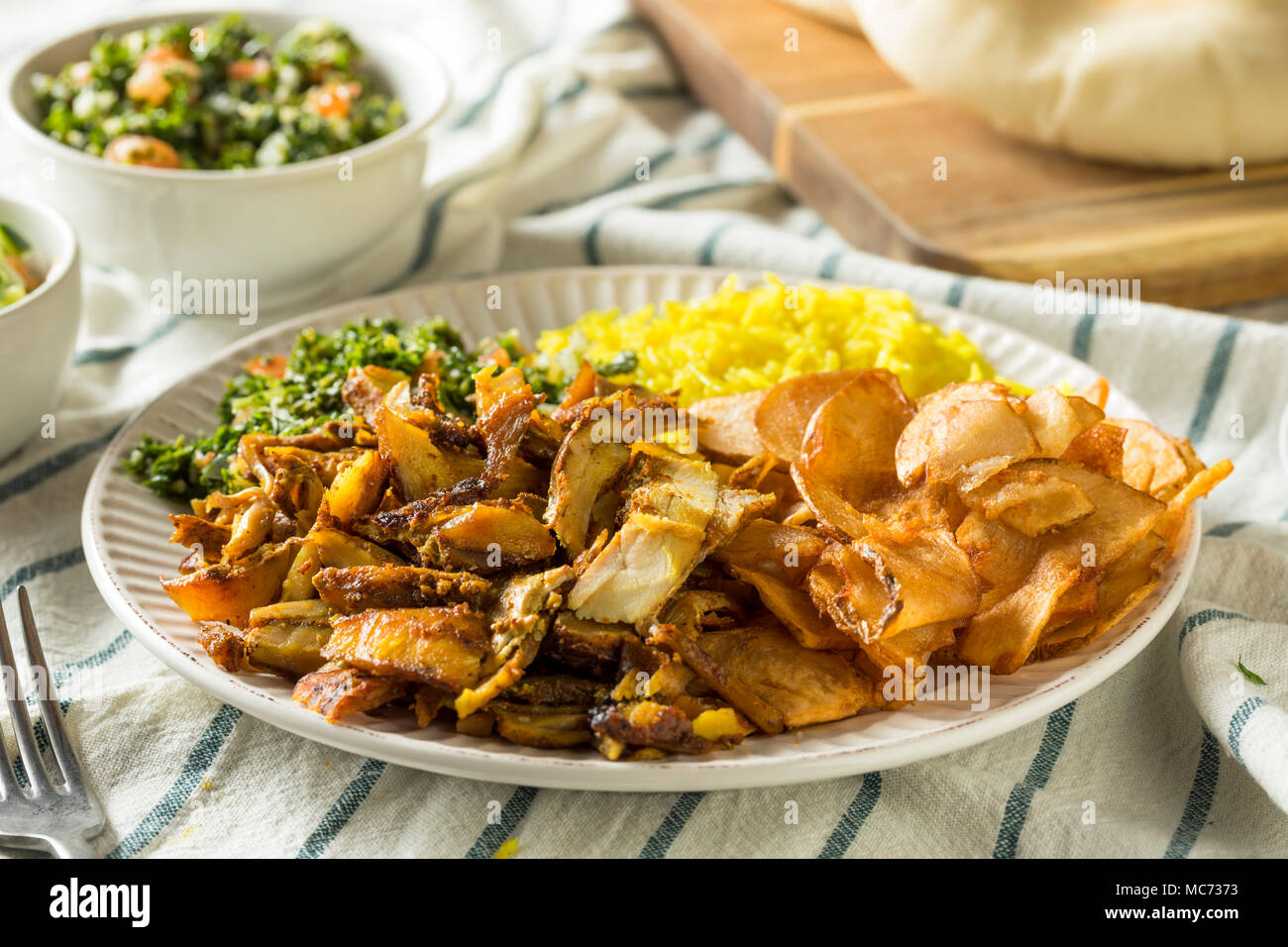 Hausgemachte Chicken Shawarma Platte mit Salat und Reis Stockfoto