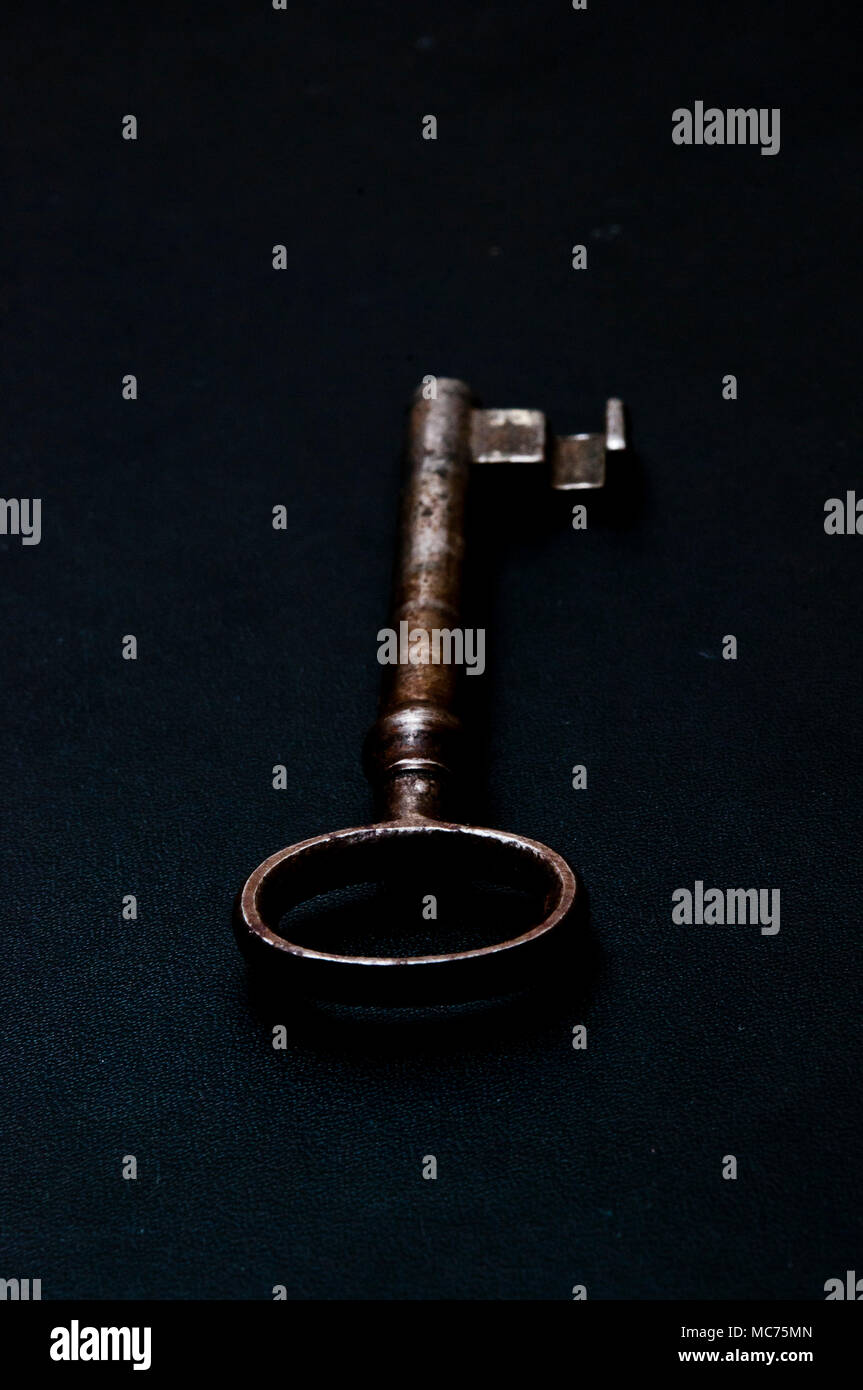 Alte bit Schlüssel auf einem dunklen Hintergrund, Geheimhaltung Konzept Stockfoto