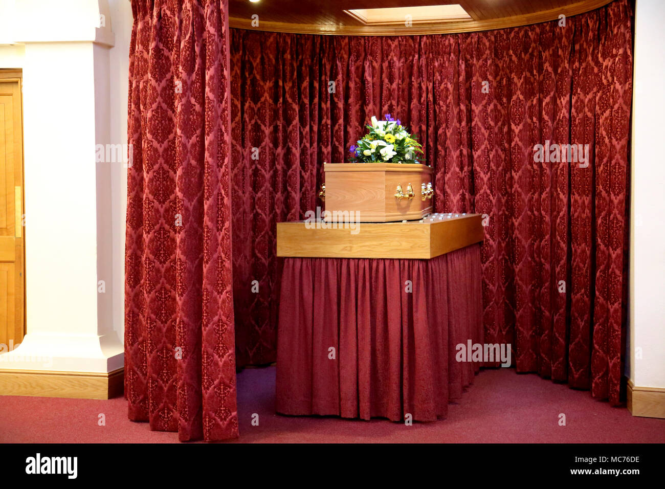 Beerdigung Vorhänge schließen um Sarg im Krematorium Surrey, England Stockfoto