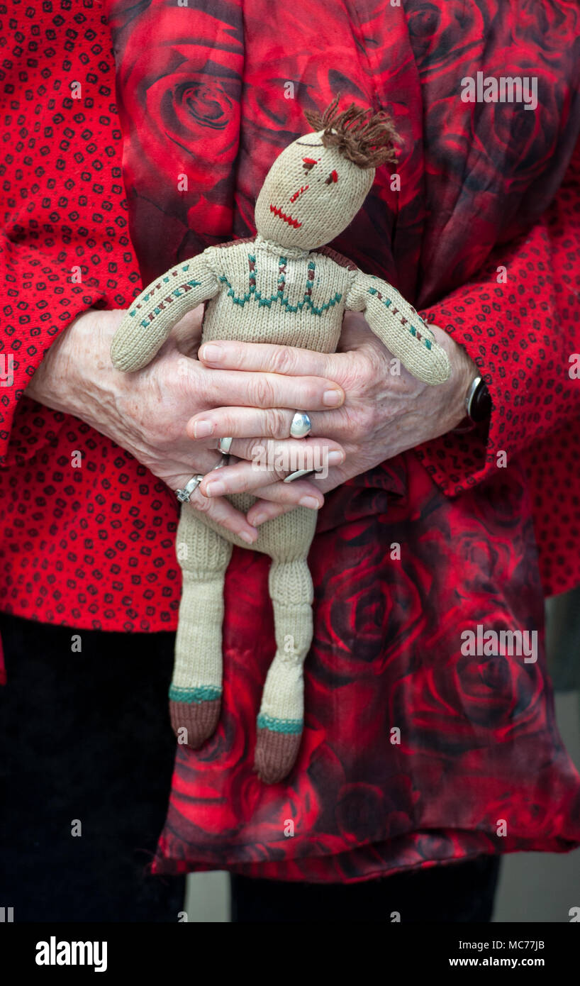 13 April 2018, Deutschland, Lohheide: Lous Steenhuis-Hoepelman, der ein Kind war Häftling in Bergen-Belsen, hielt sie gestrickt Puppe 'Mies' in den Händen. Die Puppe war das Einzige, was Sie mit ihr im Lager hatte. Aus dem approximaately 120 000 Menschen im Konzentrationslager die Lueneberg Heide festgehalten, aus allen Teilen Europas gab es auch rund 3500 Kinder unter 15 Jahren. Foto: Philipp Schulze/dpa Stockfoto