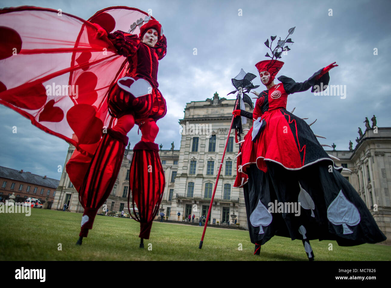 Ludwigslust, Deutschland. 13. April 2018. Die Mitglieder der Gesellschaft Art Tremondo tanzen auf ihren Stelzen vor dem Schloss in Ludwigslust und in der Werbung für das "Kleine Fest im großen Park" (Lit. kleines Festival in einem grossen Park). Am 10. und 11. August 2018 Künstler aus aller Welt bieten auf 20 Bühnen in Mecklenburg-Vorpommern eine kleine Kunst Programm für die ganze Familie. Quelle: dpa Picture alliance/Alamy leben Nachrichten Stockfoto