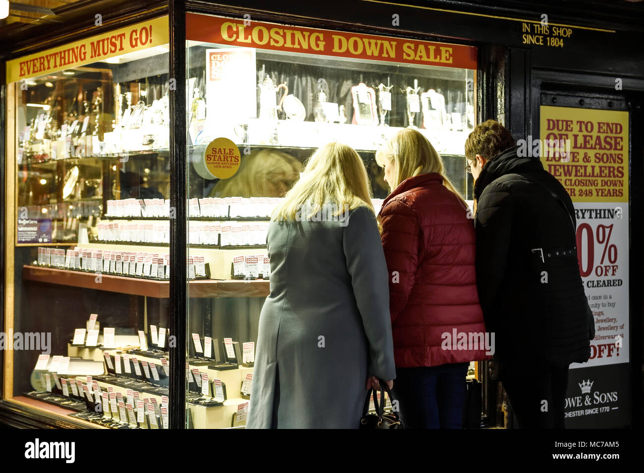 Chester, UK. 13. April 2018. Menschen Window Shopping bei Lowe und Söhne Schmuck Shop in der Bridge Street Reihe. 50 % Schließung Verkauf startet am 10 Morgen, Samstag, 14. April. Das Unternehmen hat den Handel seit 248 Jahren und ist vermutlich das älteste unabhängige Juweliere im Land zu sein und die älteste Shop noch Handel in Chester. Sie haben an Ihrer gegenwärtigen Position seit 1804 gewesen. Credit: Andrew Paterson/Alamy leben Nachrichten Stockfoto