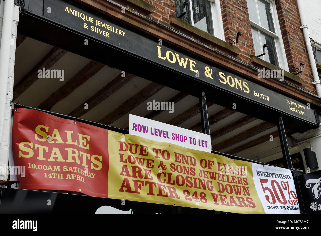 Chester, UK. 13. April 2018. Das Äußere des Lowe und Söhne Schmuck Shop in der Bridge Street Reihe. 50 % Schließung Verkauf startet am 10 Morgen, Samstag, 14. April. Das Unternehmen hat den Handel seit 248 Jahren und ist vermutlich das älteste unabhängige Juweliere im Land zu sein und die älteste Shop noch Handel in Chester. Sie haben an Ihrer gegenwärtigen Position seit 1804 gewesen. Credit: Andrew Paterson/Alamy leben Nachrichten Stockfoto