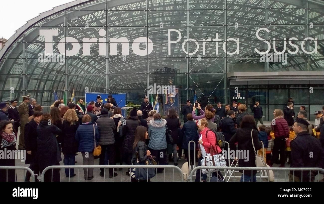 Turin, Italien. 13 Apr, 2018. Öffnen von Ponte Unione Europea (d. h. die Europäische Union Bridge) am Bahnhof Porta Susa Credit: stockeurope/Alamy leben Nachrichten Stockfoto