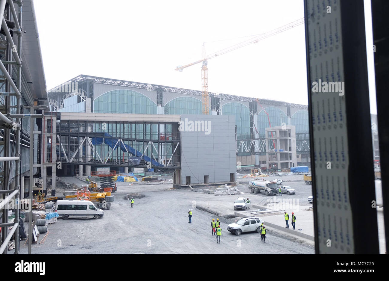 13. April 2018, in der Türkei, Istanbul: eine Ansicht von einer fast fertigen Teil eines Terminal am Flughafen Istanbul im Bau. Nach Angaben der türkischen Regierung die neue Mega Airport ist voraussichtlich in der Zeit läuft am 29. Oktober, wenn die Türkei feiert "Tag der Republik". Foto: Mirjam Schmitt/dpa Stockfoto