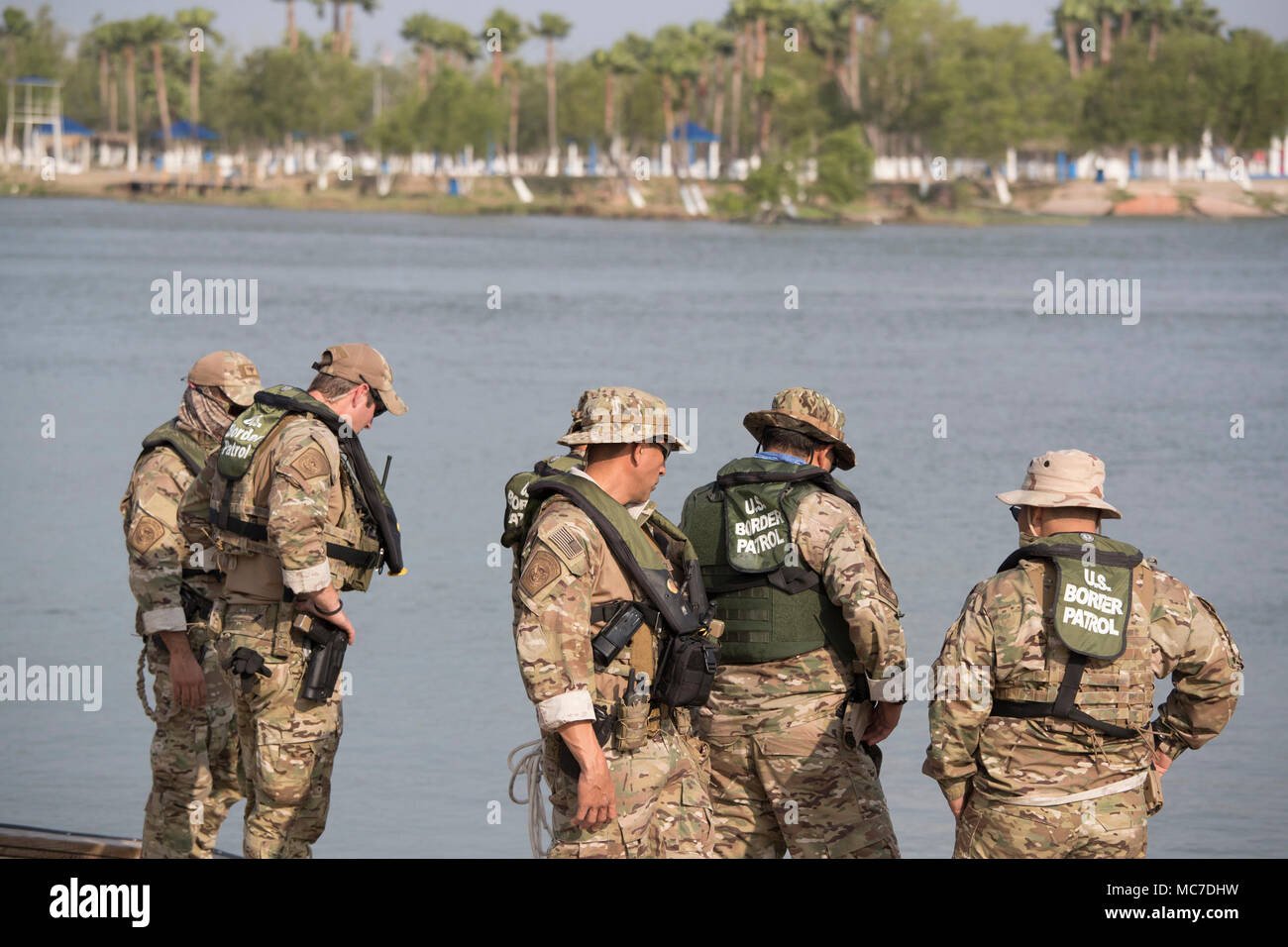 Us Border Patrol-Agenten zur Überwachung Pflicht auf dem Rio Grande Fluss direkt gegenüber Mexiko während Border Security Operations in Texas. Stockfoto Us Border Patrol-Agenten zur Überwachung Pflicht auf dem Rio Grande Fluss direkt gegenüber Mexiko während Border Security Operations in Texas. Stockfoto