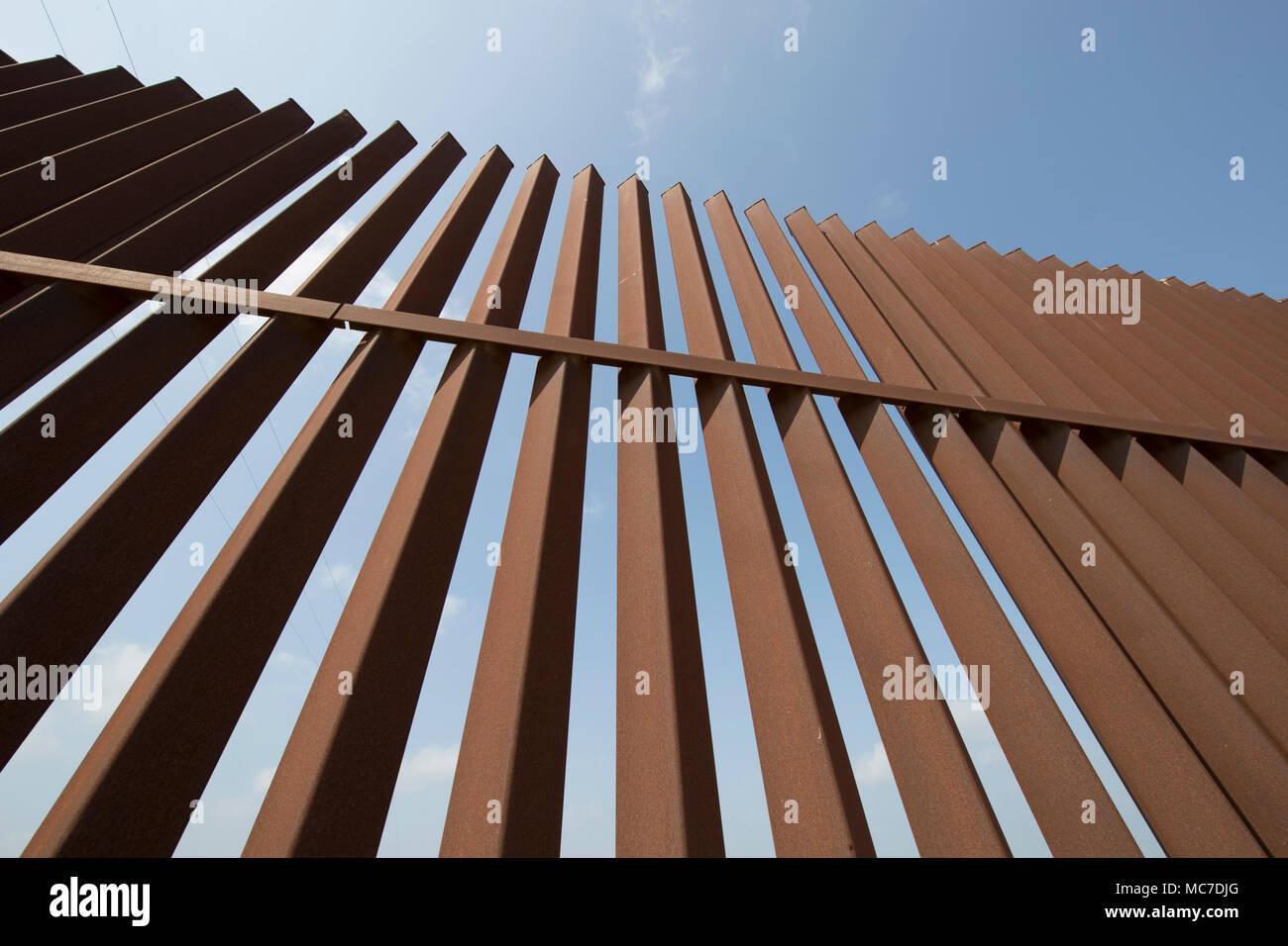 Ein Abschnitt des Sicherheitszauns zwischen den Vereinigten Staaten und Mexiko sitzt auf einem Deich des Rio Grande Flusses auf die Texas Seite der internationalen Grenze in Hidalgo County. Stockfoto