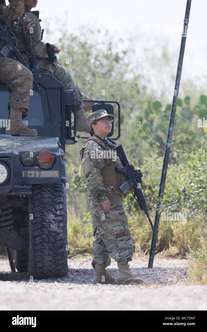 Texas National Guard Truppen Mann einen Beobachtungsposten entlang dem Rio Grande Fluss entlang der United States-Mexico Grenze im Süden von Texas. Stockfoto