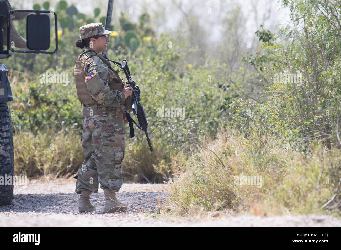 Texas National Guard Truppen Mann einen Beobachtungsposten entlang dem Rio Grande Fluss entlang der United States-Mexico Grenze im Süden von Texas. Stockfoto