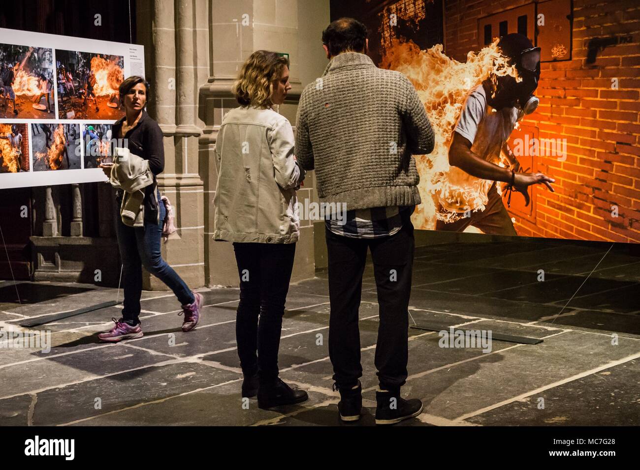 Amsterdam, Niederlande. 13 Apr, 2018. Die Gäste des VIP-Canon Premiere der World Press Photo Ausstellung 2018 im De Nieuwe Kerk, Dam Square, das World Press Photo des Jahres", "Venezuela Krise'' von Ronaldo Schemidt, am Freitag, 13. April 2018 in Amsterdam, Niederlande. Credit: Tracy Barbutes/ZUMA Draht/Alamy leben Nachrichten Stockfoto