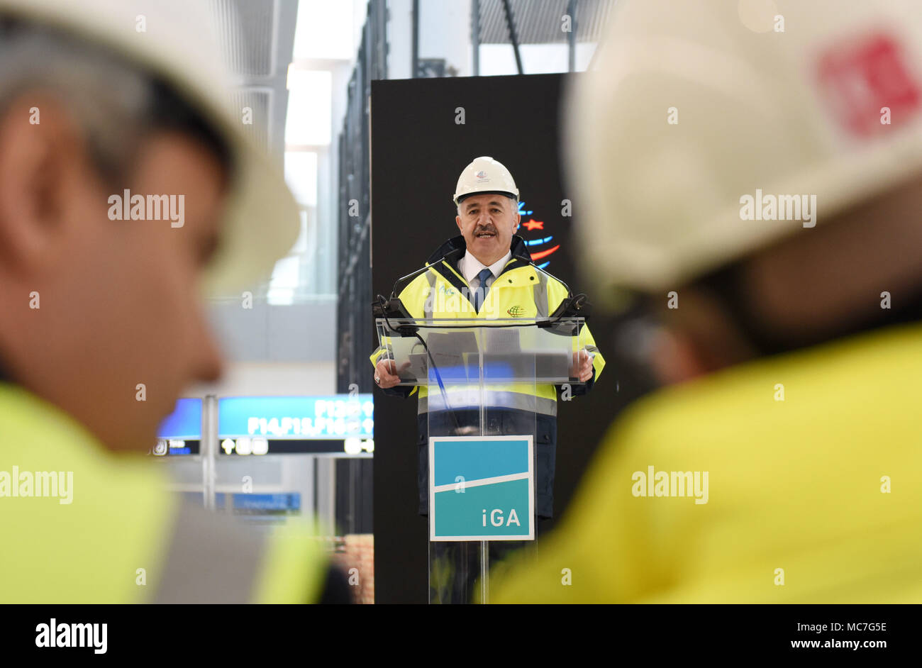 Istanbul, Türkei. 13 Apr, 2018. Ahmet Arslan (C), der Türkei den Minister für Verkehr, Maritime und Kommunikation, spricht bei einer Pressekonferenz an der Baustelle des neuen Flughafen Istanbul in Istanbul, Türkei, am 13. April 2018. Der neue Flughafen Istanbul gebaut wird voraussichtlich eine neue Aviation Hub in der Welt zu sein, der türkische Minister sagte am Freitag. Credit: Er Canling/Xinhua/Alamy leben Nachrichten Stockfoto