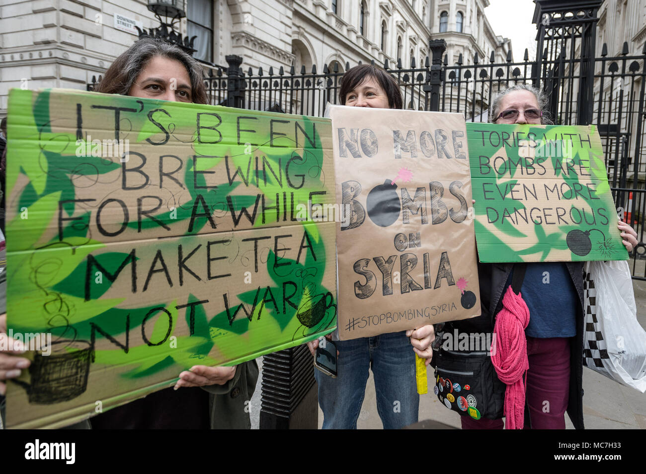 London, Großbritannien. 13. April 2018. Demonstration von Anti-kriegs-Demonstranten Stoppen organisiert die Kriegskoalition gegenüber Downing Street gegen die geplanten Angriffe auf Syrien inszeniert. Credit: Guy Corbishley/Alamy leben Nachrichten Stockfoto