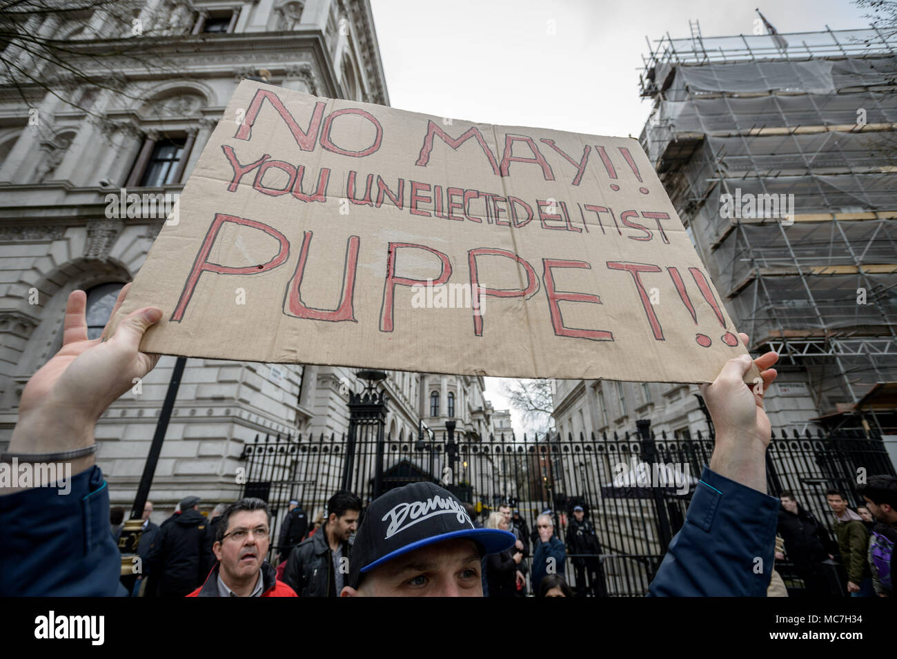 London, Großbritannien. 13. April 2018. Demonstration von Anti-kriegs-Demonstranten Stoppen organisiert die Kriegskoalition gegenüber Downing Street gegen die geplanten Angriffe auf Syrien inszeniert. Credit: Guy Corbishley/Alamy leben Nachrichten Stockfoto