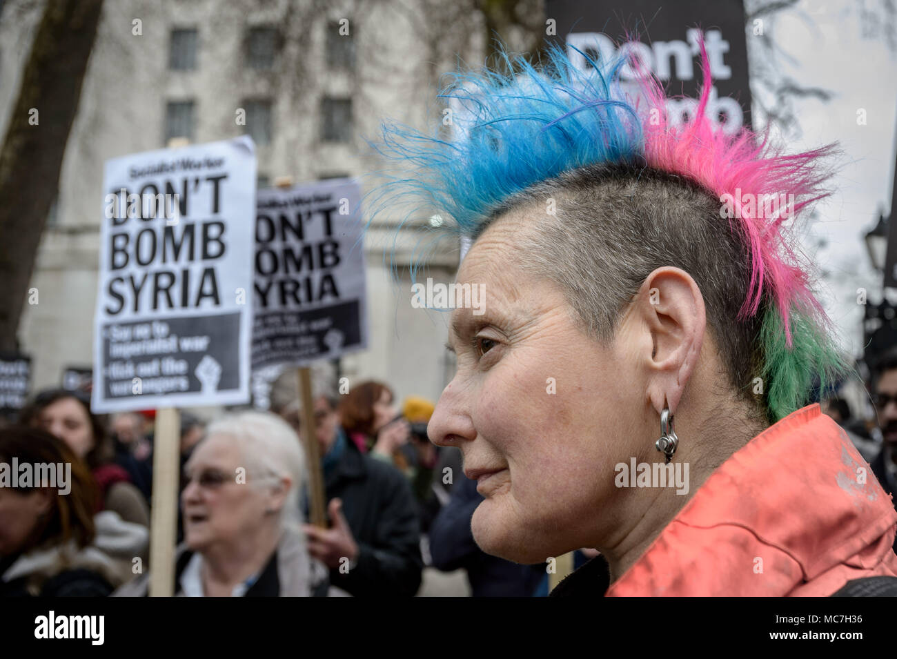 London, Großbritannien. 13. April 2018. Demonstration von Anti-kriegs-Demonstranten Stoppen organisiert die Kriegskoalition gegenüber Downing Street gegen die geplanten Angriffe auf Syrien inszeniert. Credit: Guy Corbishley/Alamy leben Nachrichten Stockfoto