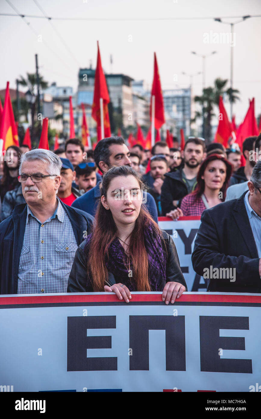 Eine Frau gesehen, die ein Banner mit mehreren anderen Demonstranten während gegenüber der amerikanischen Botschaft marschieren. Anti-kriegs-Konzentration von verschiedenen Social Communities. Mit Slogans wie "Die Marine sollten die Ägäis und das Mittelmeer lassen' und 'Ja, Freundschaft und Solidarität der Menschen nach einem März Hunderte von Demonstranten vor der US-Botschaft in Athen angekommen. Stockfoto