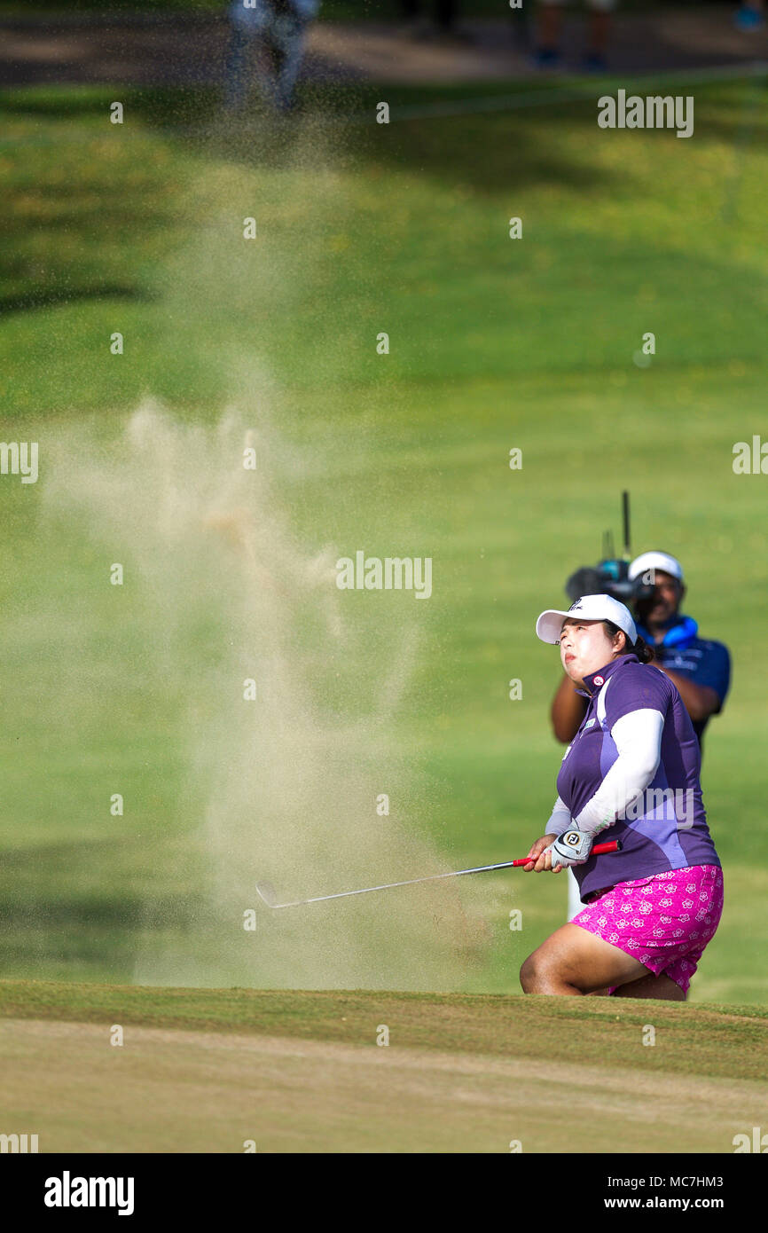 April 13, 2018 - Shanshan Feng schlägt aus der grünen Seite Bunker auf dem 18 Loch während der dritten Runde der Lotte Meisterschaft durch Hershey dargestellt an Ko Olina Golf Club in Kapolei, HI Stockfoto