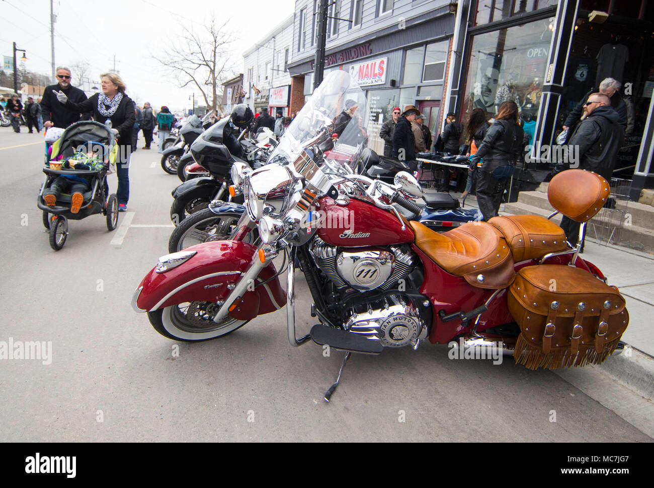 Hafen Dover, Kanada. 13 Apr, 2018. Menschen versammeln sich für den Freitag die 13 Motorrad Rallye im Hafen von Dover, Ontario, Kanada, am 13. April 2018. Die traditionelle Veranstaltung statt, jeden Freitag den 13. in der kleinen südwestlichen Ontario Stadt seit 1981. Credit: Zou Zheng/Xinhua/Alamy leben Nachrichten Stockfoto