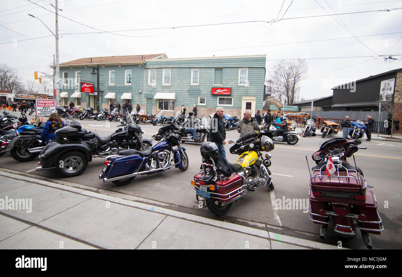 Hafen Dover, Kanada. 13 Apr, 2018. Menschen versammeln sich für den Freitag die 13 Motorrad Rallye im Hafen von Dover, Ontario, Kanada, am 13. April 2018. Die traditionelle Veranstaltung statt, jeden Freitag den 13. in der kleinen südwestlichen Ontario Stadt seit 1981. Credit: Zou Zheng/Xinhua/Alamy leben Nachrichten Stockfoto