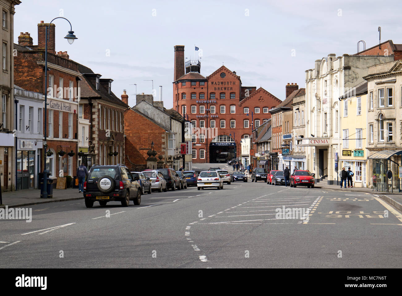 Devizes, Wiltshire, England UK. 2018. Der Wadworth Brauerei Gebäude im Zentrum der Stadt. Stockfoto