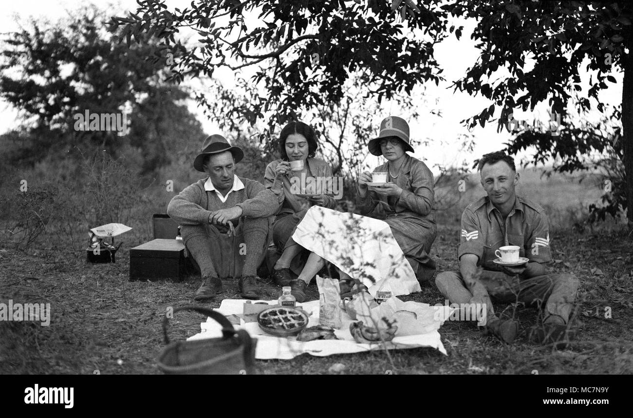 Nagpur, Indien, 1932 Britische Kolonialisten teilen ein Picknick im Grünen während der Tage des Britischen Empire. Stockfoto