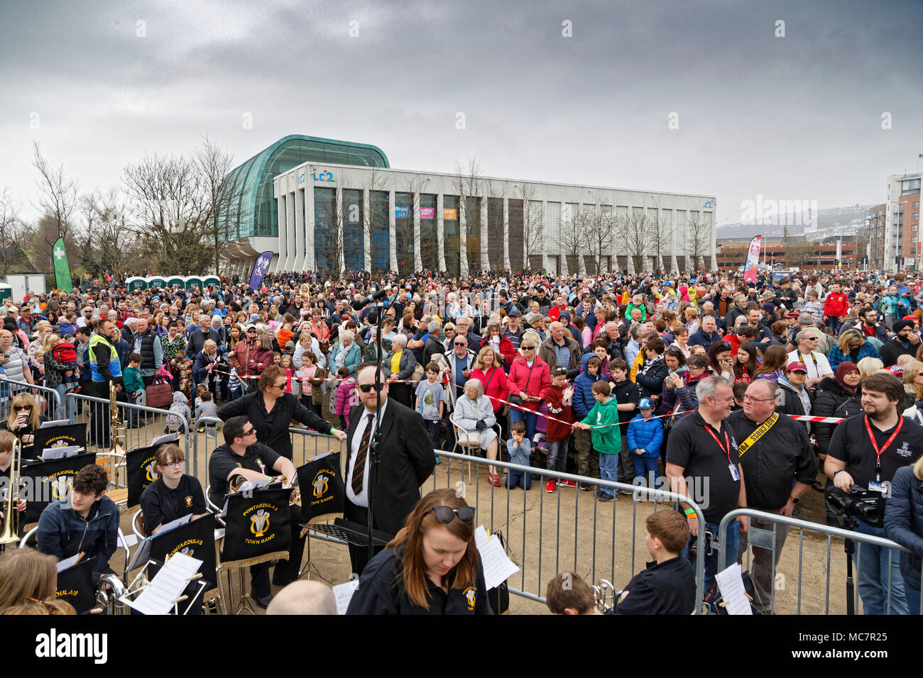 Im Bild: Die Masse an der Man Motor Show im Waterfront Museum in Swansea, Wales, UK. Donnerstag, 12 April 2018 Re: Die größte mechanische Puppe in Stockfoto