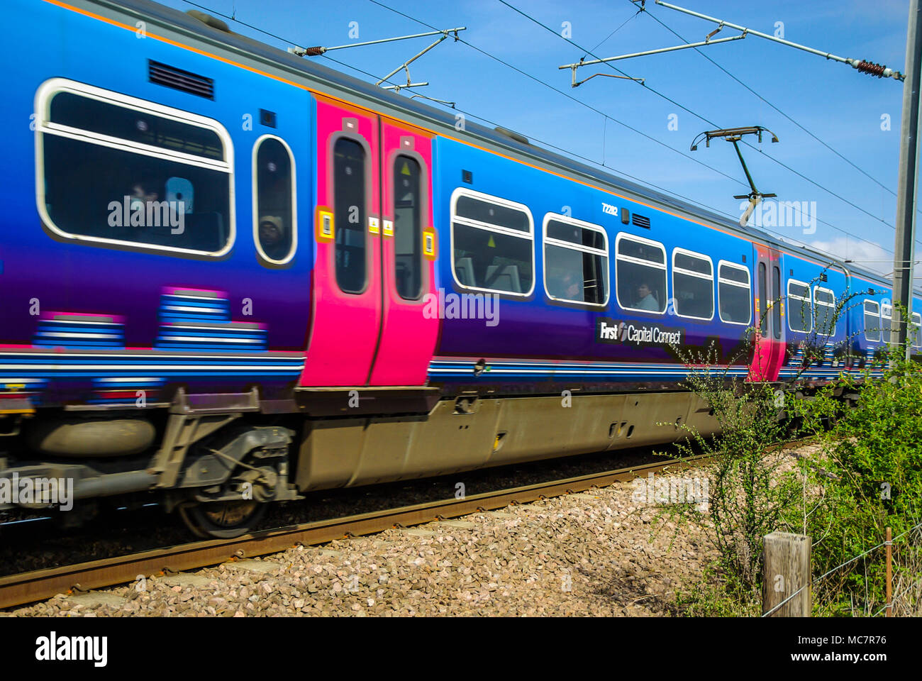 First Capital Connect Class 365-Eisenbahnzug, der mit Geschwindigkeit unterwegs ist. Beförderung mit Passagieren. Elektrische Mehrfacheinheit. Elektrifizierte East Coast Main Line Stockfoto