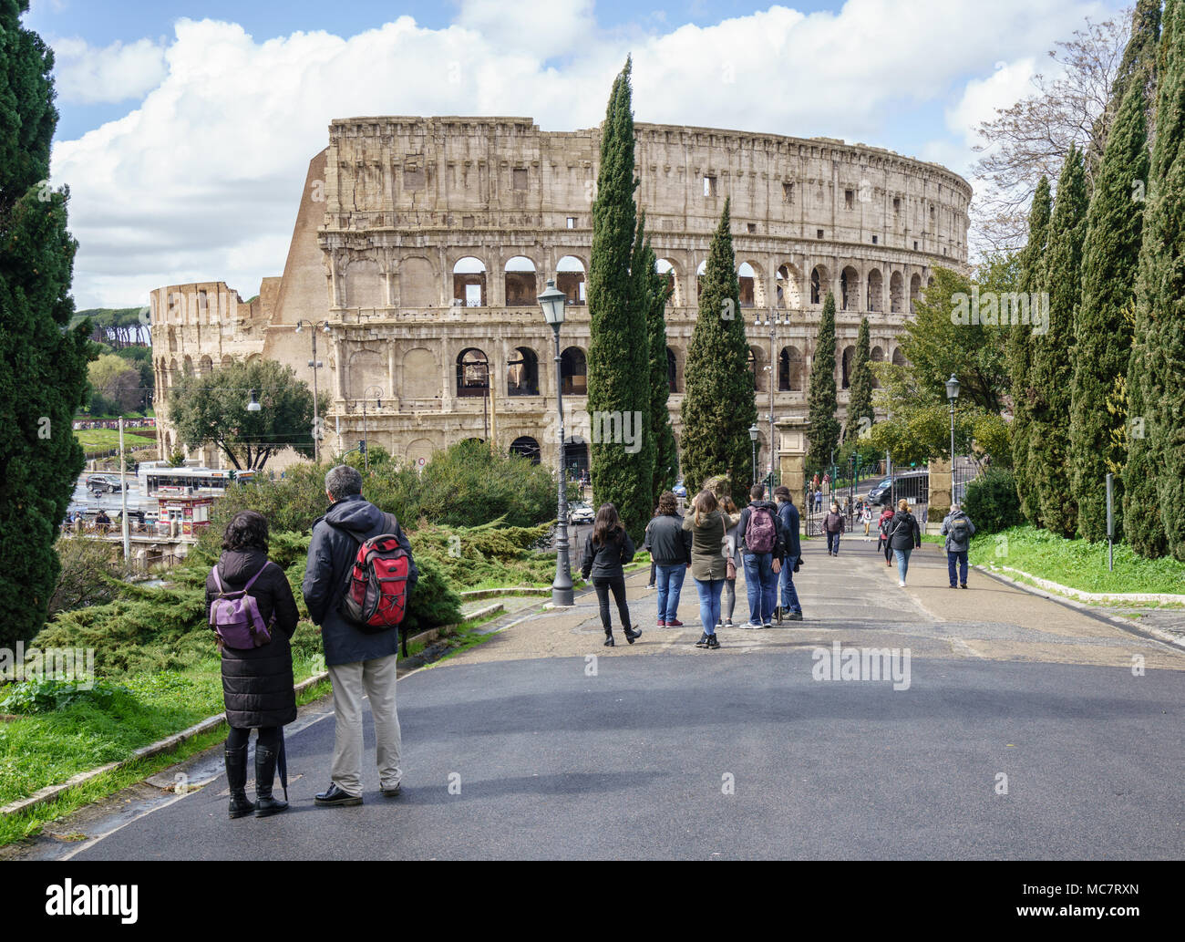 Touristen Blick auf das Kolosseum in Rom Stockfoto