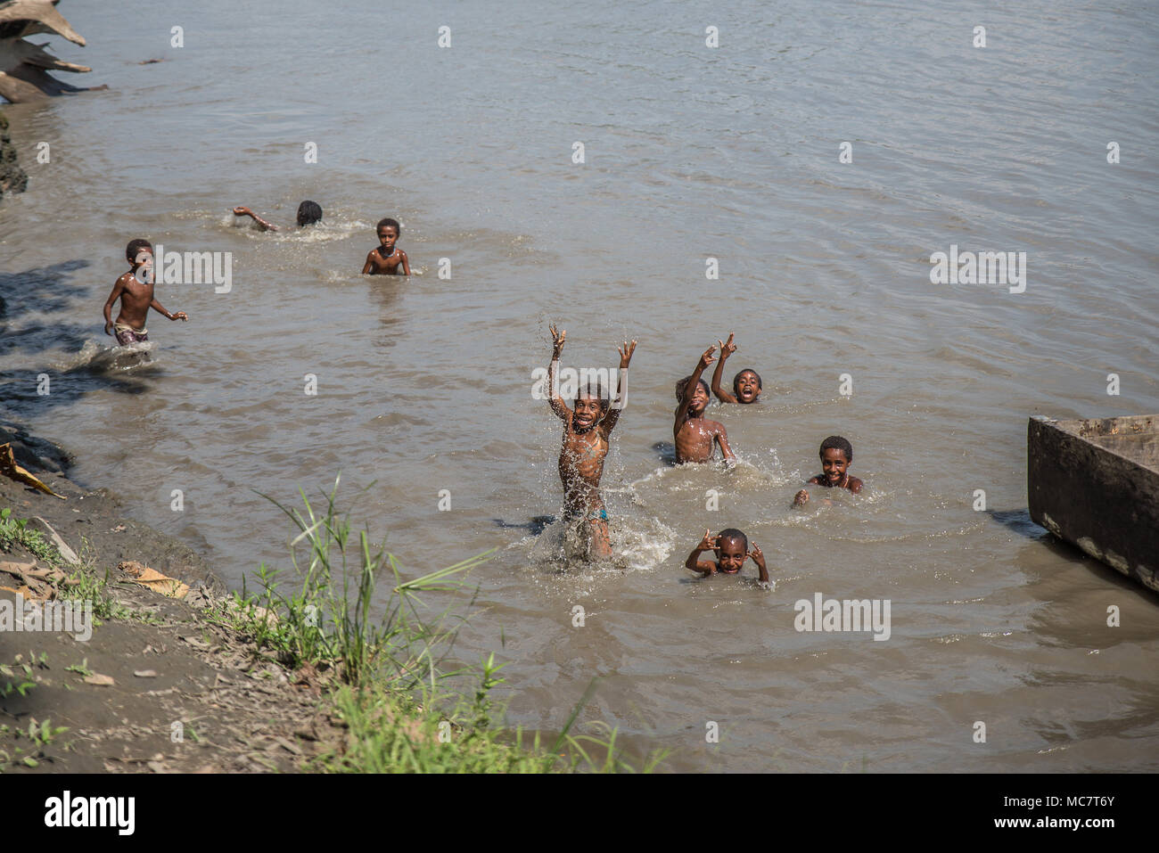 Eine Gruppe von Papua Jungen tauchen in den Sepik Fluss, mittleren Sepik, Papua-Neuguinea Stockfoto