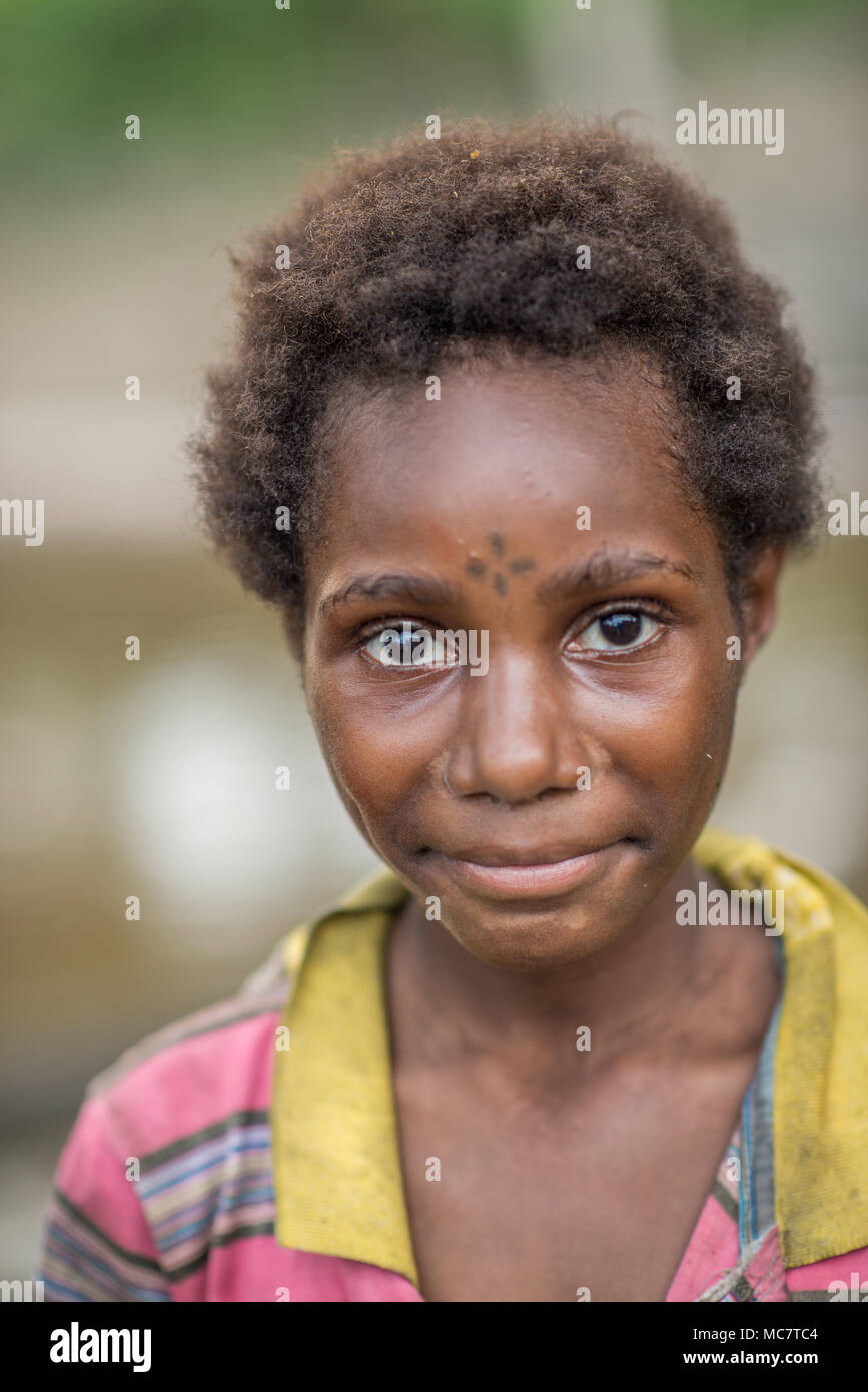 Porträt eines Mädchens der Insekten Menschen Stamm mit Tattoo auf der Stirn, Swagup, oberen Sepik, Papua-Neuguinea Stockfoto