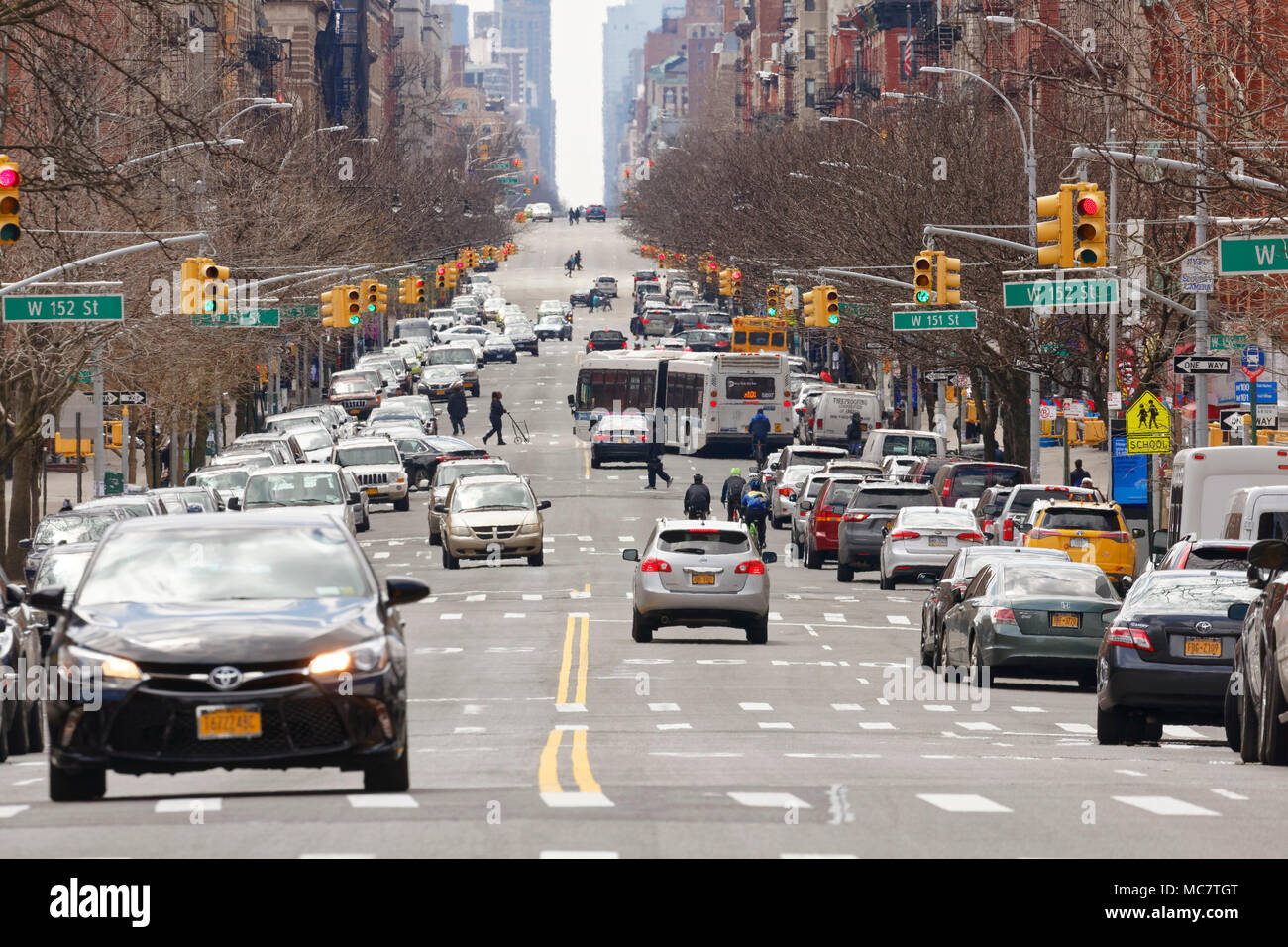 Was scheint eine endlose Straße in einem generischen Stadt, Verkehr, Transport und der Betonwüste. Gedreht wurde in New York. Stockfoto