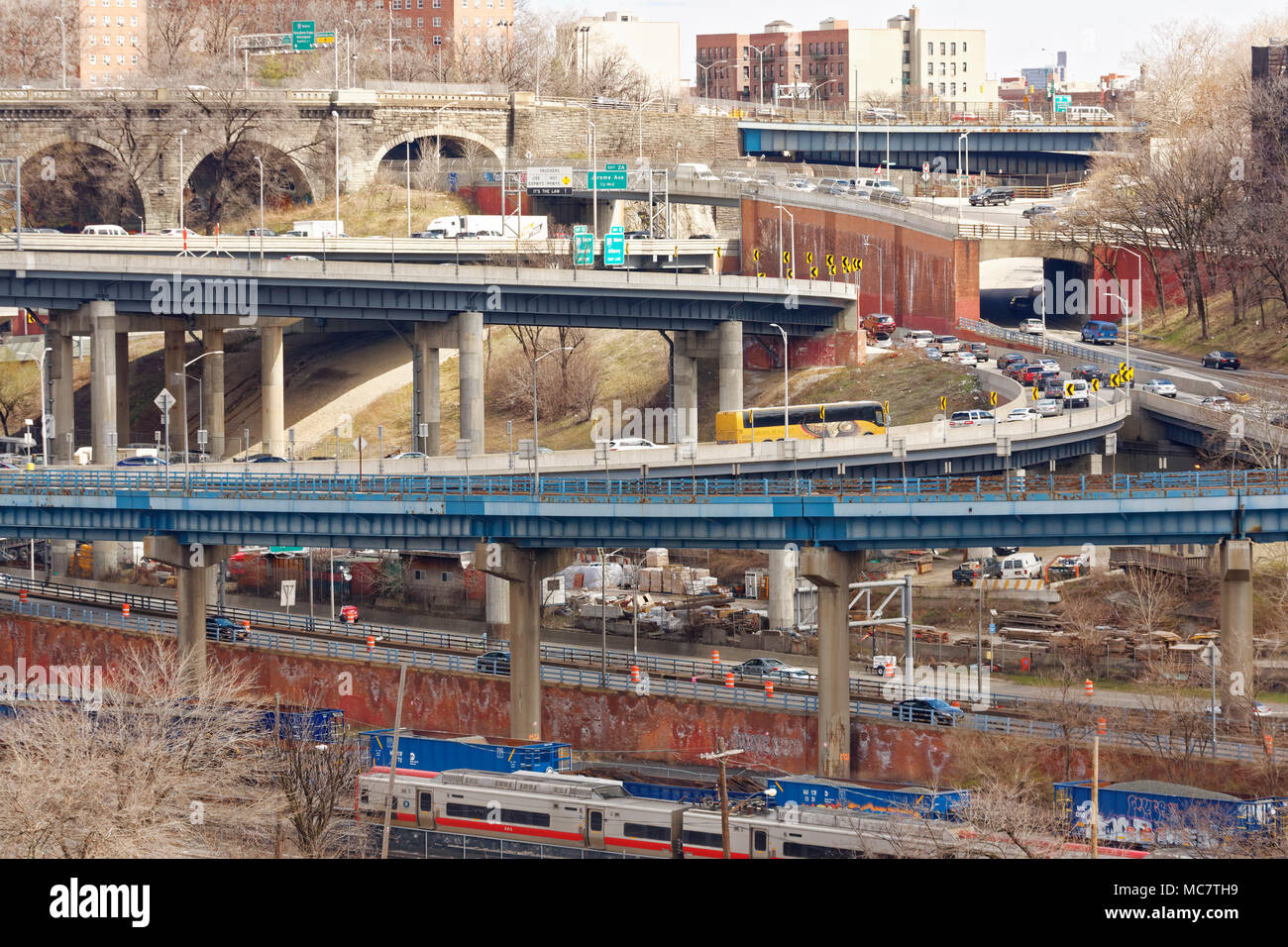 Urban highway Design, Kreuzungen, Brücken und Rampen alle in einem überlasteten Umwelt in der Stadt mit Verkehr Stockfoto