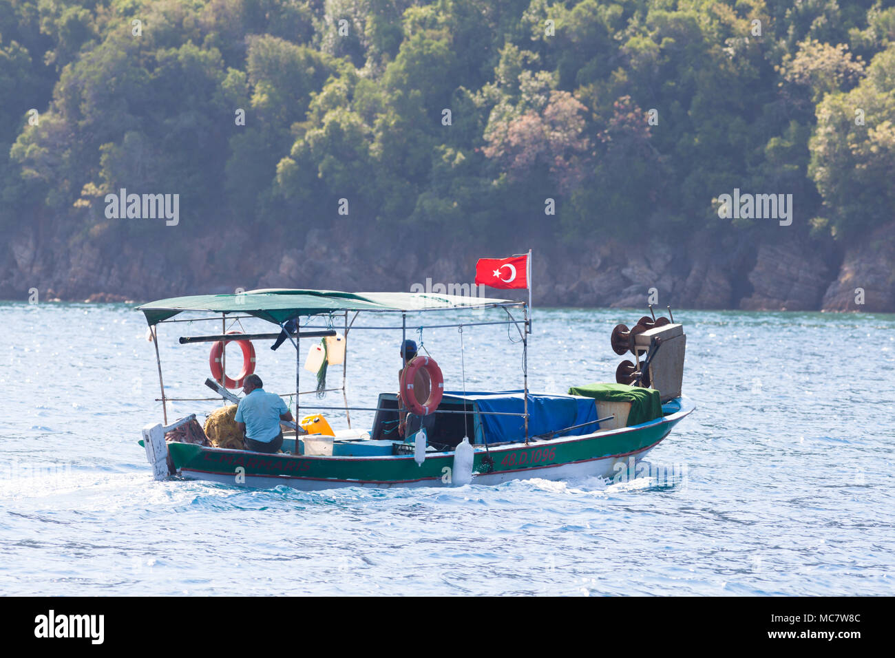 Türkische Fischer auf einem longboat im Mittelmeer, Türkei 16 Aug, 2017 Stockfoto
