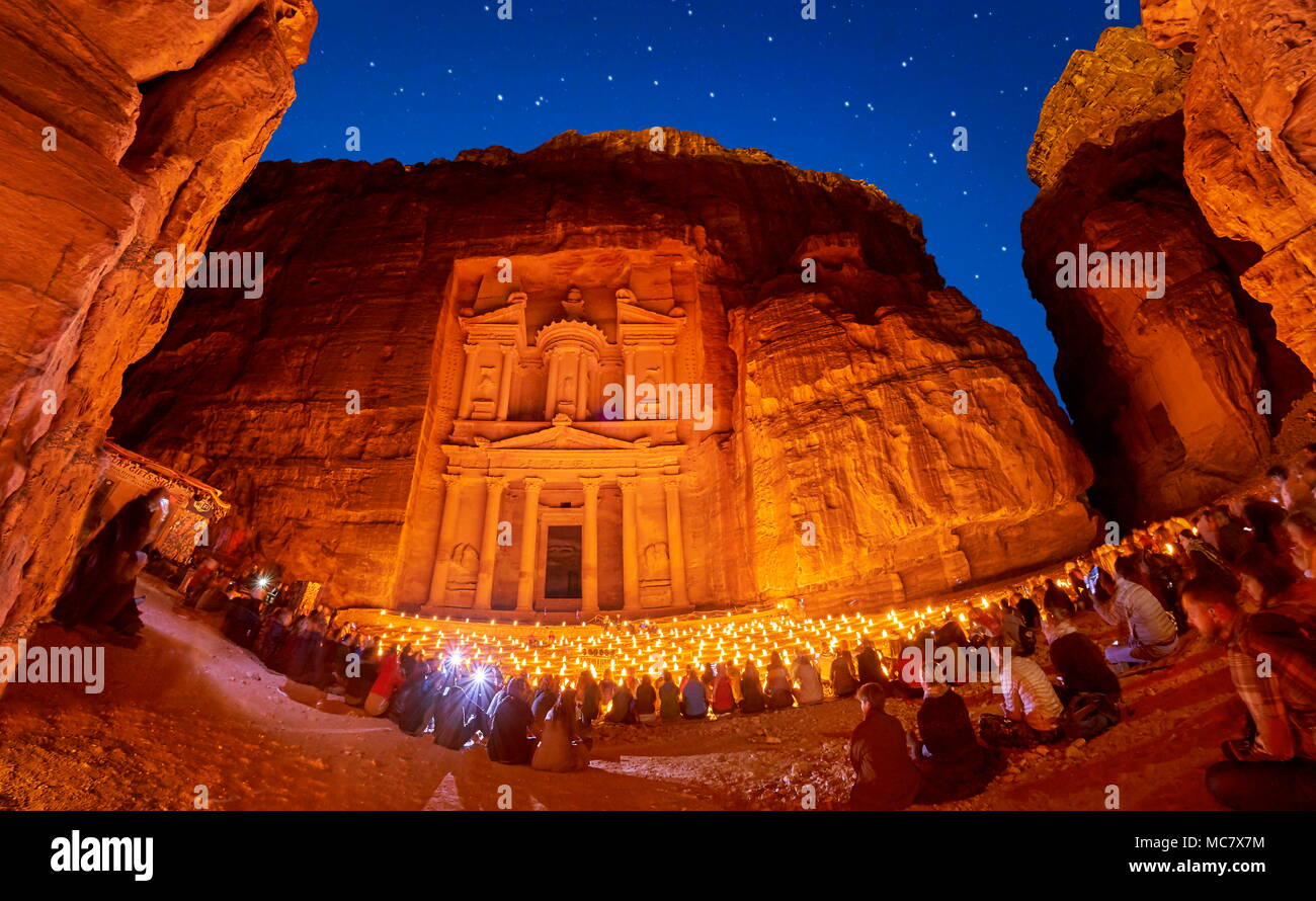 Petra bei Nacht, die Schatzkammer Al-Khazneh, Petra, Jordanien Stockfoto