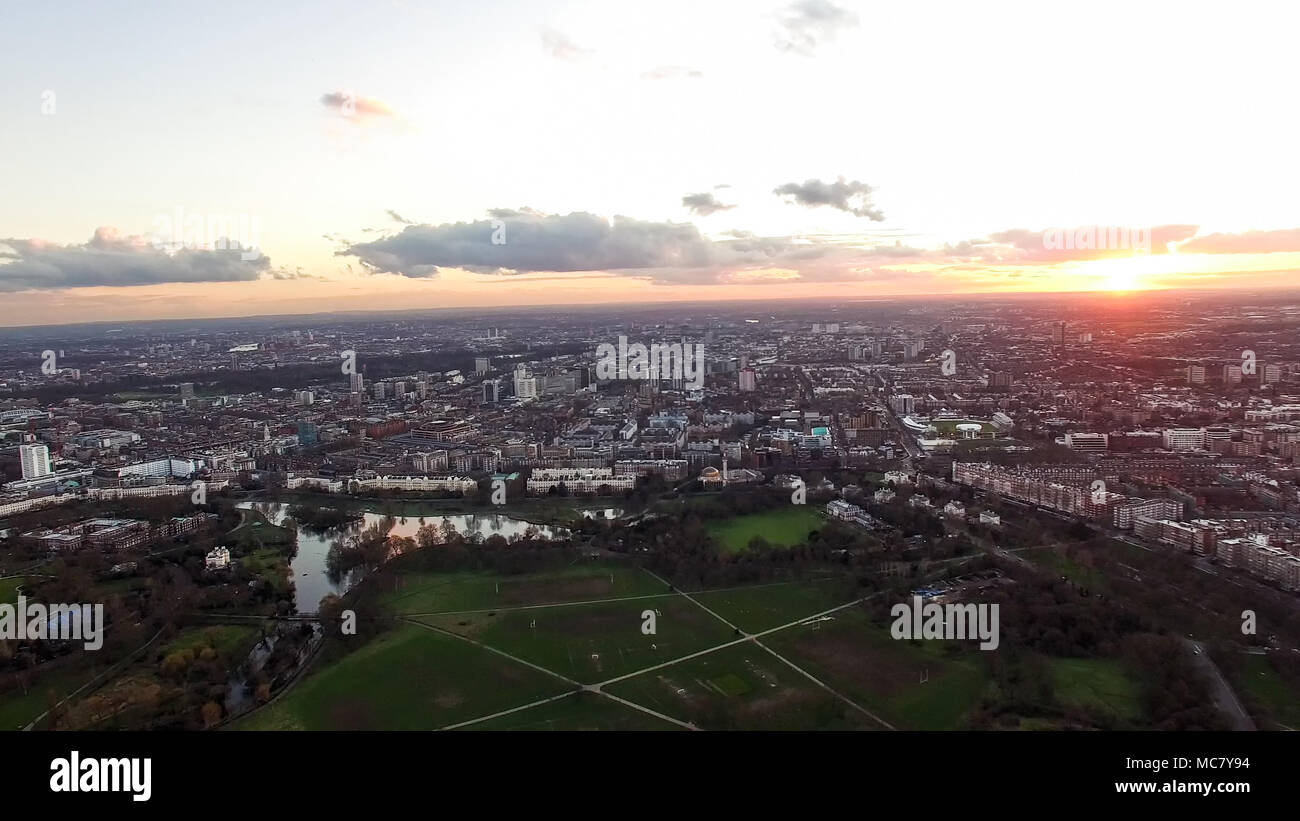 Luftaufnahme urbane Londoner Stadtbild mit schönen Sonnenuntergang Sonnenuntergang Himmel Wolken um den Regent's Park, Marylebone, St. John's Wood Nachbarschaft Skyline Stockfoto